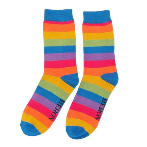 Gestreifte Herrensocken in Regenbogen-Farben.