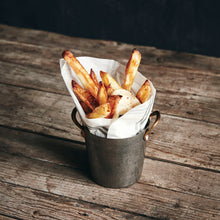 Lade das Bild in den Galerie-Viewer, Servier-Eimer &quot;Presentation&quot; von Nicolas Vahé angerichtet mit Pommes Frites.
