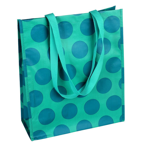 Mehrweg-Einkaufstasche von Rex London aus recycletem Kunststoff. Die Tasche ist türkis mit blauen Punkten und hat Nylongriffe.