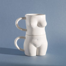 Lade das Bild in den Galerie-Viewer, Sass &amp; Belle 2er-Set Stapel-Tassen in Form eines weiblichen Körpers. Eine Tasse mit Brüsten, eine Tasse mit Booty.
