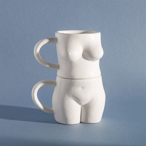 Sass & Belle 2er-Set Stapel-Tassen in Form eines weiblichen Körpers. Eine Tasse mit Brüsten, eine Tasse mit Booty.