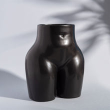 Lade das Bild in den Galerie-Viewer, Schwarze Blumenvase von Sass &amp; Belle in Form eines Frauen-Unterkörpers.
