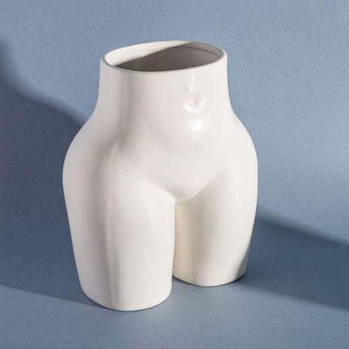 Vase von Sass & Belle in Form eines weiblichen Unterkörpers. Die Blumenvase ist aus heller Keramik.