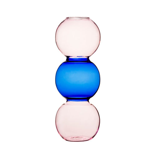 Vase von Sass & Belle im Bubble-Design aus buntem Glas. Die Vase hat die Form von 3 übereinandergesetzten Kugeln, die obere und untere sind aus rosa-transparentem Glas, die mittlere aus blauem Glas.