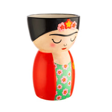 Lade das Bild in den Galerie-Viewer, Seitliche Ansicht von roter Frida Kahlo Vase von Sass &amp; Belle.
