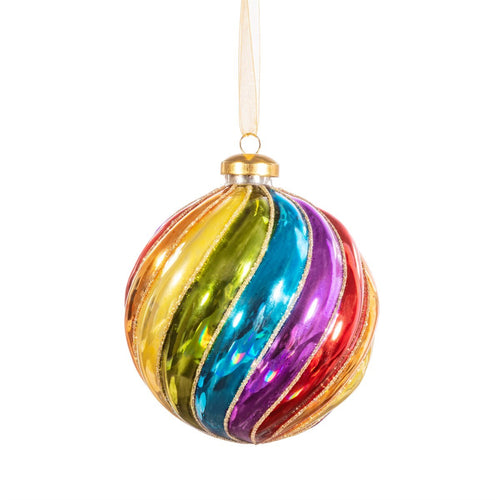 Weihnachtskugel in Regenbogenfarben, die in Spiralform auf die Kugel gemalt sind.