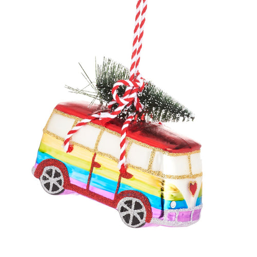 Weihnachtsanhänger aus Glas in Form eines Campervan mit Regenbogenbemalung und Tannenbaum auf dem Dach.