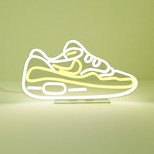 Lade das Bild in den Galerie-Viewer, Sneaker-Lampe in Form eines beliebten Sneakers. Die Leuchte ist im Stil einer Neon-Reklame designed mit gelb-weisser Beleuchtung auf transparentem Acryl. Ideal als Deko für die Sneakersammlung.
