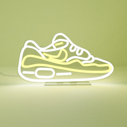 Sneaker-Lampe in Form eines beliebten Sneakers. Die Leuchte ist im Stil einer Neon-Reklame designed mit gelb-weisser Beleuchtung auf transparentem Acryl. Ideal als Deko für die Sneakersammlung.