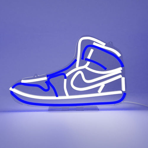 Lampe im Stil einer Neonreklame von Sneakerled. Die Leuchte hat die Form eines beliebten Sneakers mit blau weißer Neonbeleuchtung auf transparentem Acryl.