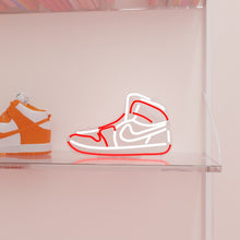 Lade das Bild in den Galerie-Viewer, Die Favourite Sneaker Neonlampe in rot-weiß als Dekoelement im Schuhregal.
