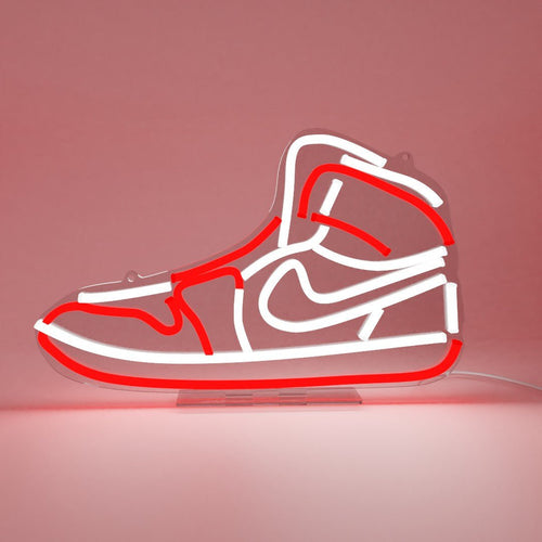 LED-Leuchte in Form eines Sneaker von der Marke Sneakerled. Die Lampe ist im Stil einer Neon-Reklame mit rot-weißer Neon-Beleuchtung auf einer transparenten Acrylplatte.