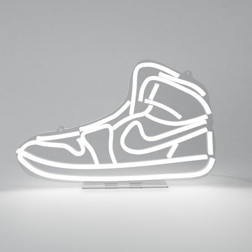 Neon-Lampe im Stil einer Leuchtreklame in Sneakerform. Ideale Deko für die Sneakersammlung im Schuhregal oder im Sneakerstore.