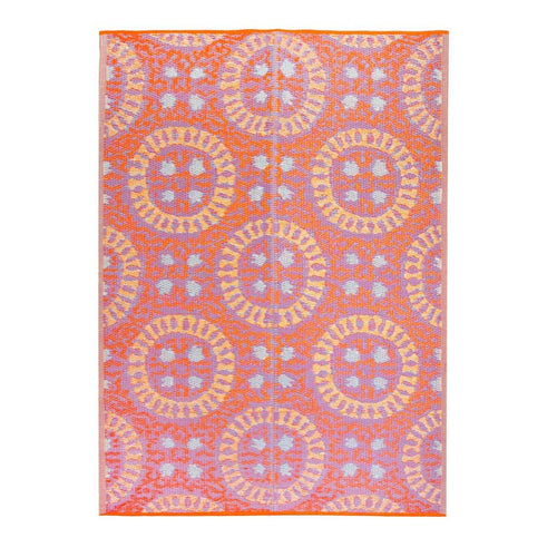 Outdoor-Teppich von Talking Tables aus gewebtem Kunststoff. Orange mit Mandala-inspiriertem Muster. Modell 