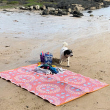 Lade das Bild in den Galerie-Viewer, Outdoor-Teppich von Talking Tables aus gewebtem Kunststoff. Orange mit Mandala-inspiriertem Muster. Modell &quot;Boho&quot;
