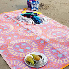 Lade das Bild in den Galerie-Viewer, Outdoor-Teppich von Talking Tables aus gewebtem Kunststoff. Orange mit Mandala-inspiriertem Muster. Modell &quot;Boho&quot;
