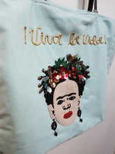 Lade das Bild in den Galerie-Viewer, Detail der Frida-Kahlo-Stickerei auf dem Shopper.
