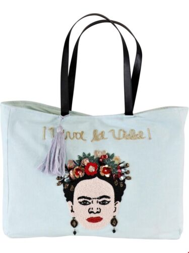 Shopper aus grobem, türksen Baumwollstoff mit aufgesticktem Gesicht von Frida Kahlo und Schriftzug 