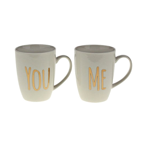 2er-Set Keramikbecher in weiß mit den Wörtern You und Me in gold.