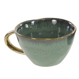 Tasse aus der Geschirrserie Azur mir reaktiver Glasur in Grün und goldenem Rand und Henkel. Im Stil von Motel a Miio.