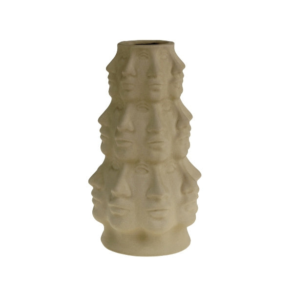 Beige Vase im Stil von Designer Jonathan Adler. Die Vase ist rundum mit Gesichtern verziert, die in 3 Reihen übereinander liegen.