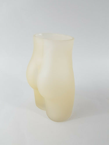 Schöne Vase aus satiniertem Glas in Form eines weiblichen Unterkörpers. Blumenvasen als Frauen-Silhouette liegen im Trend und sind den Vasen in Popo-Form von Designer Jonathan Adler nachempfunden.