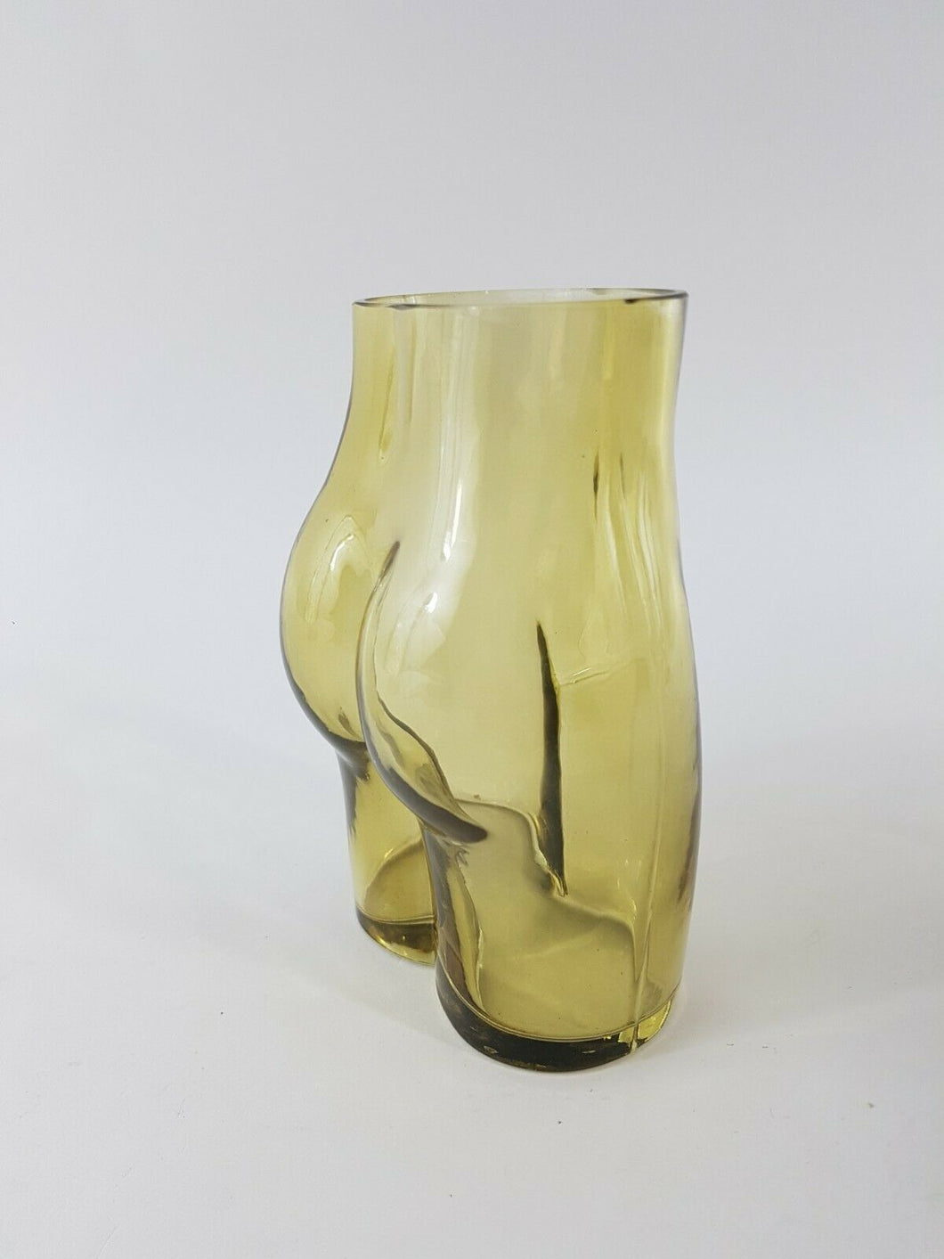 Vase in Form eines Frauen-Unterkörpers aus gelbem Glas. Die Blumenvase in Po-Form ist denen von Designer Jonathan Adler nachempfunden.