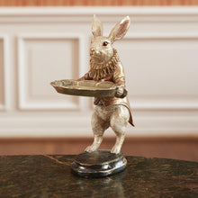 Lade das Bild in den Galerie-Viewer, Weißer Hase im nostalgischen Butler-Kostüm im Stil von Bridgerton mit einem Tablett in den Händen. Die Figur hat einen leichten Goldüberzug.
