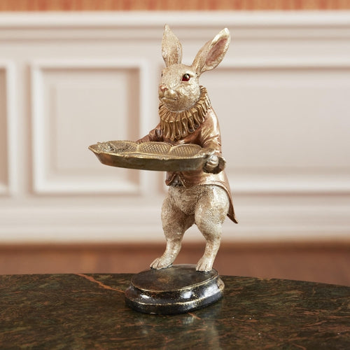 Weißer Hase im nostalgischen Butler-Kostüm im Stil von Bridgerton mit einem Tablett in den Händen. Die Figur hat einen leichten Goldüberzug.