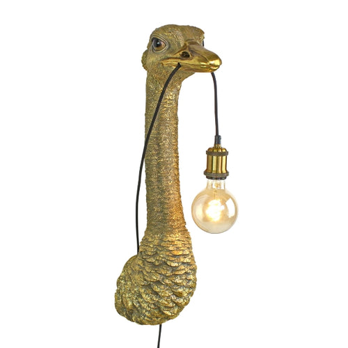 Lampe Franz Josef von Werner Voß. Die Wandlampe sieht aus wie der Hals von einem Strauß und ist gold-farben. Der Vogel sieht aus, als ob er aus der Wand guckt und hält das Kabel mit Glühbirne im Schnabel. Tolle Design-Leuchte im Bold-Interior oder Urban-Jungle-Stil von Voss.
