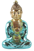 Lade das Bild in den Galerie-Viewer, Weihnachtsanhänger in Form eines sitzenden Buddhas mit türkisem Gewand.
