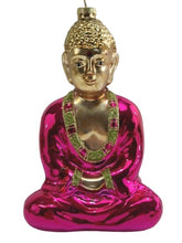 Lade das Bild in den Galerie-Viewer, Sitzende Buddha-Figur mit pinkem Gewand als Weihnachtsanhänger.
