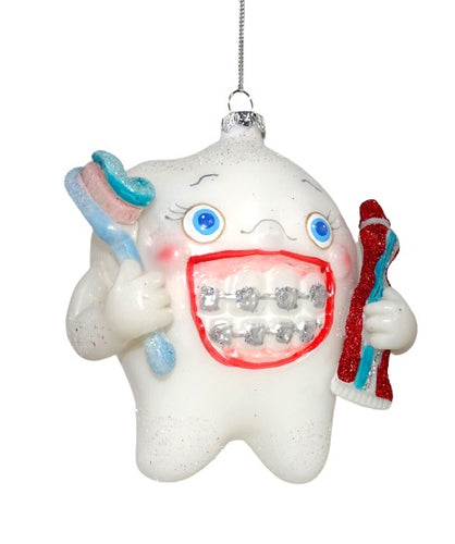 Christbaumschmuck aus Glas in Form eines Zahns mit Zahnspange, Zahnbürste und Zahncreme.