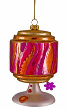 Lade das Bild in den Galerie-Viewer, Weihnachtsanhänger aus Glas als Tischlampe im Stil der 60er Jahre mit psychedelischem Muster in Orange und Pink.
