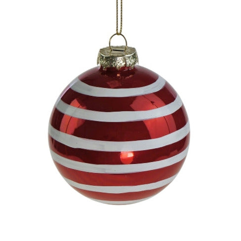Rote Weihnachtskugel als Christbaumschmuck aus Glas in Rot mit weißen Streifen.