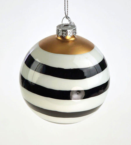 Weihnachtskugel mit schwarz-weißen Streifen im minimalistischen Weihnachts-Design.