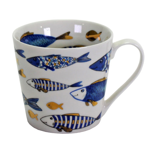 Becher von Werner Voß aus der Geschirr-Serie Blue Fish. Weiße Porzellan-Tasse mit Fisch-Muster in blau und gold.