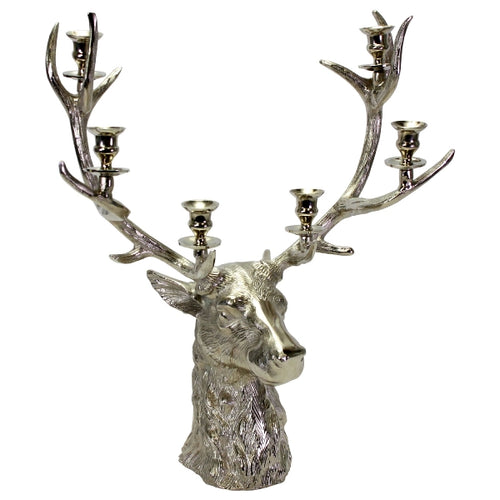 Großer Kerzenleuchter in Form eines Hirschkopfes mit Geweih aus silbernem Aluminium. Auf dem Geweih sind sechs Kerzenhalter für Stabkerzen.