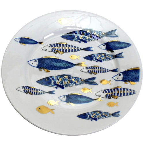 Teller von Werner Voß aus der Geschirr-Serie Blue Fisch. Der kleine Dessertteller aus weißem Porzellan ist mit einem Fischmuster in blau und gold verziert