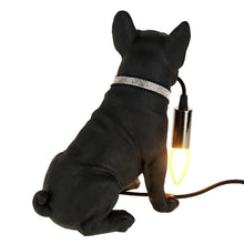 Lade das Bild in den Galerie-Viewer, Rückansicht der Lampe Francis von Werner Voß in Form einer schwarzen französischen Bulldogge. Der Frenchie hält ein Kabel mit Fassung in der Schnauze. In die Fassung kann eine Glühbirne mit E14-Fassung eingeschraubt werden. Der Hund trägt ein Halsband mit glitzernden Strasssteinen.
